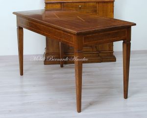 Scrivania classica da studio o ufficio in legno massiccio di noce con intarsio